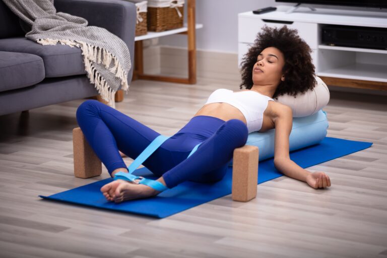 Yoga restaurativo, chica descansando hacia una postura de yoga
